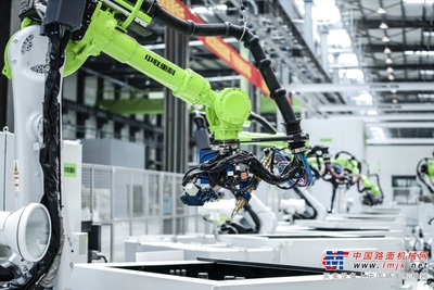 全國首批！中聯(lián)重科挖掘機智能工廠成功入選卓越級智能工廠，引領(lǐng)人工智能行業(yè)應(yīng)用系統(tǒng)集成服務(wù)新浪潮